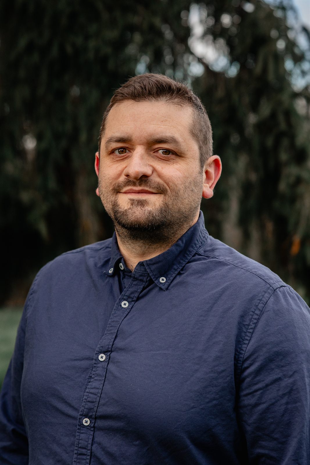 Portrait d'Aurélien Derouvois, réparateur en électronique d'AD Microfusion