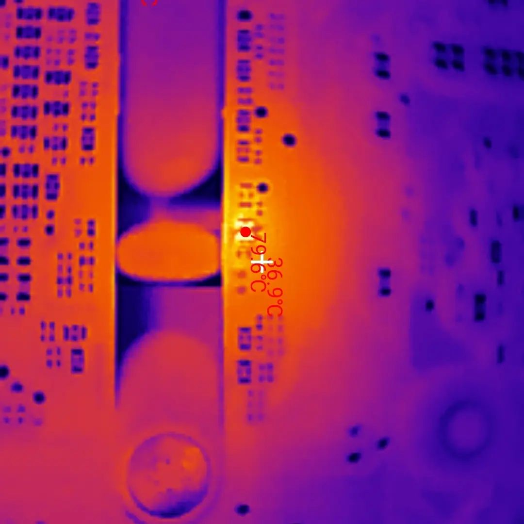 Vue rapprochée à la caméra thermique, point chaud mesuré sur la carte