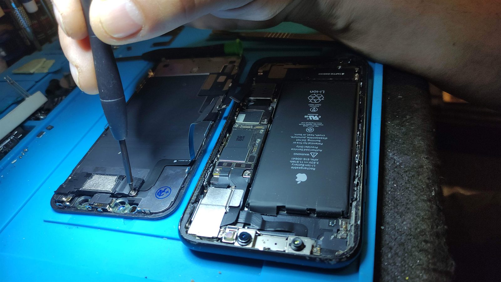 iPhone ouvert, carte mère retirée du châssis
