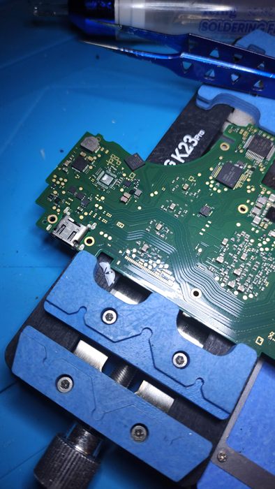 Carte électronique fixée sur un support de travail