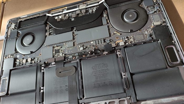 MacBook Pro ouvert, carte mère et ventilateurs visibles