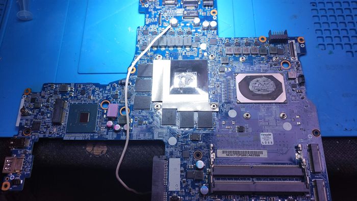 Carte mère de PC portable sur le tapis de travail