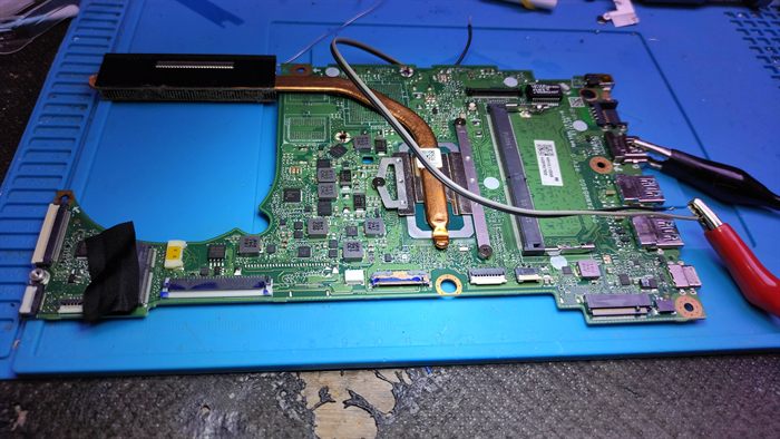 Carte mère de PC portable reliée aux sondes de mesure