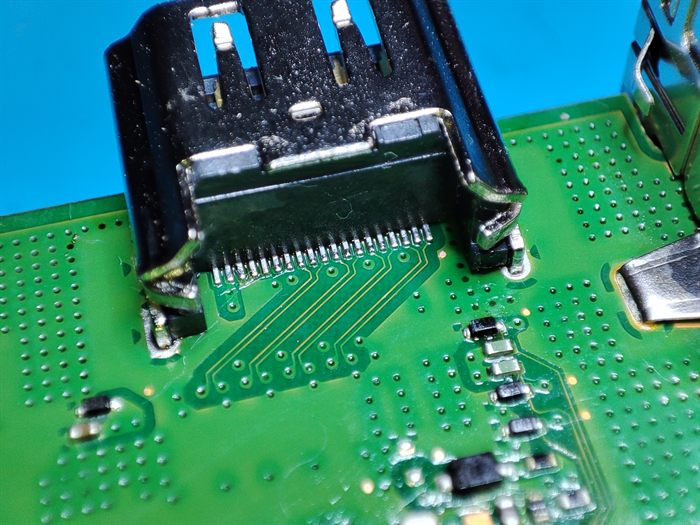 Prise HDMI sur la carte mère d'une PS5