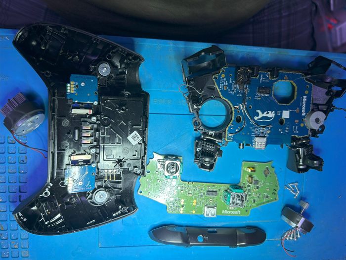 Manette de console démontée pour réparation