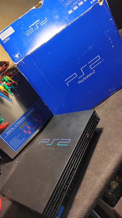 PlayStation 2 et sa boîte d'origine