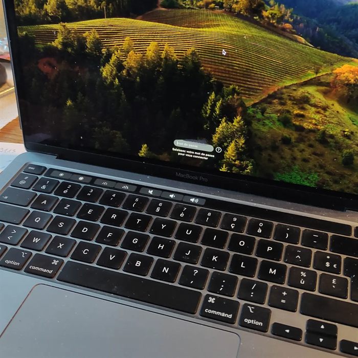 MacBook Pro 13 pouces M1 allumé sur l'écran de connexion