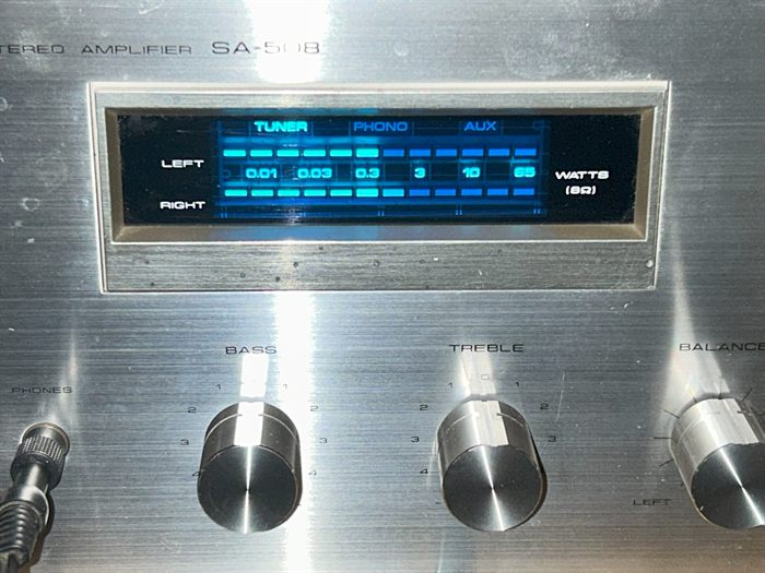 Façade d'un amplificateur hi-fi ancien