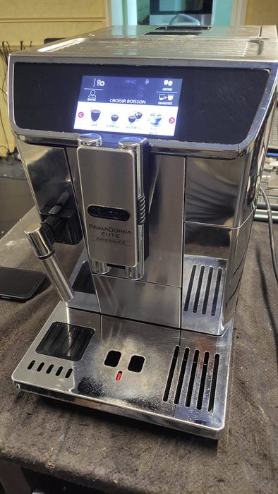 Machine à café automatique De'Longhi en réparation