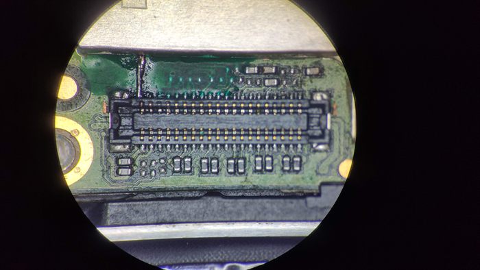 Connecteur de carte vu au microscope