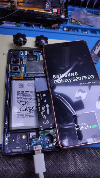 Samsung Galaxy S20 FE ouvert en réparation
