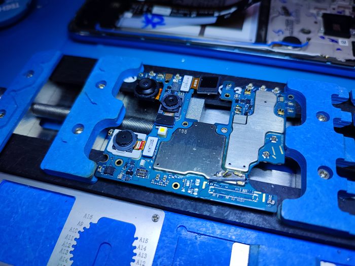 Carte de smartphone fixée sur un support de réparation