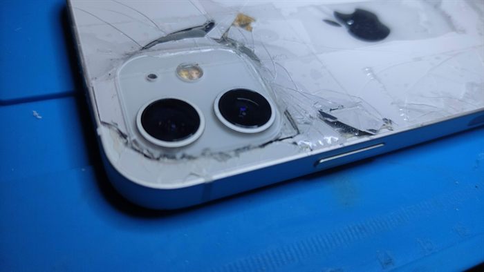 iPhone au dos arrière brisé